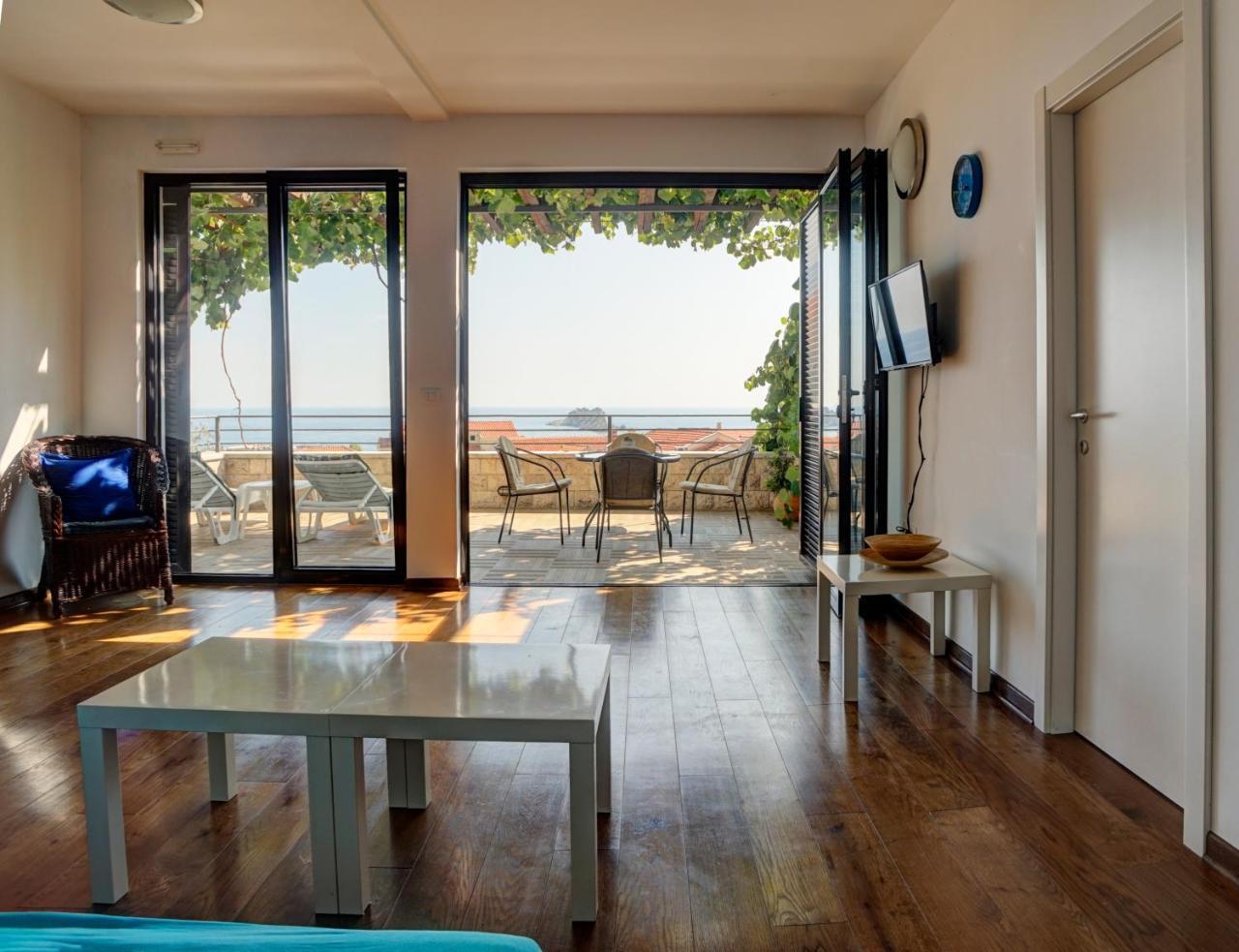 Apartments Minja Nerin Petrovac Buitenkant foto